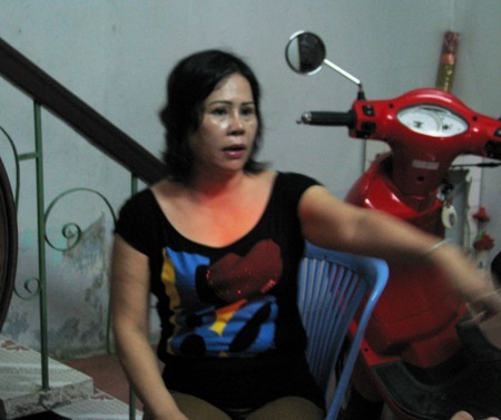 Nhân chứng kể lại vụ mấy chục tên cướp "đổ bộ" vào hội chợ - 3 Bà Trần Thị Sáu- nạn nhân bị giật dây chuyền vẫn chưa hết bàng hoàng khi tiếp xúc với PV.