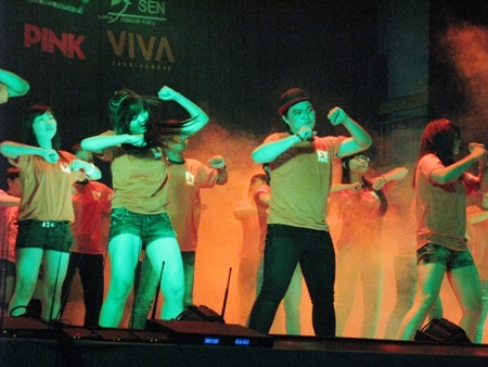 Xúc động đêm văn nghệ gây quỹ giúp học sinh, sinh viên nghèo - 1 Vũ điệu flashmob sôi động mở màn đêm diễn.