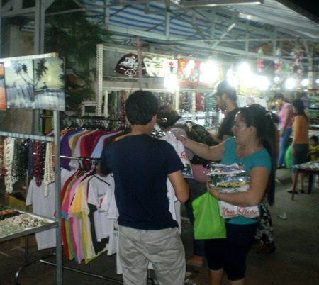 Cũng như nhiều chợ đêm khác, chợ đêm Dinh Cậu cũng bán nhiều mặt hàng lưu niệm.