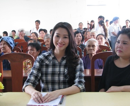 Hoa hậu Thu Thảo mang Tết đến sớm với bà con nghèo ở Cần Thơ - 1 Hoa hậu Thu Thảo cười tươi trong buổi trao quà.