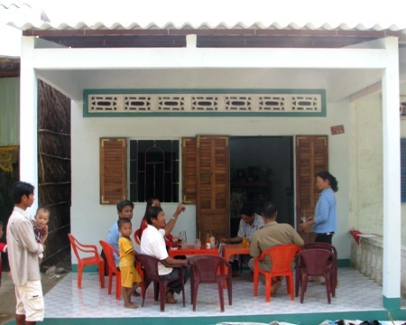 Hai chị em mồ côi Ngọc Hằng, Chí Linh có nhà mới đón Tết - 1 Hai chị em mồ côi Ngọc Hằng, Chí Linh có nhà mới đón Tết