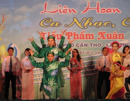 Tiết mục hát múa Vịnh xuân đất Tổ.