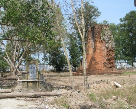 Nhìn chung tháp có kiến trúc khá đơn giản.