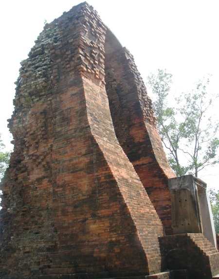 Nhìn chung tháp có kiến trúc khá đơn giản.