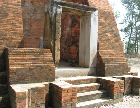 Nhìn chung tháp có kiến trúc khá đơn giản.