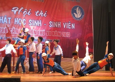 Tuyên dương “Sinh viên 5 tốt”, trao học bổng tới nhiều HS, SV khó khăn - 4 Một tiết mục văn nghệ trong buổi lễ kỷ niệm ngày HS, SV.