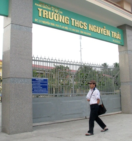 Sửng sốt cậu học trò viết chữ bằng chân - 1 Em Võ Văn Kiệt đang đến trường học.