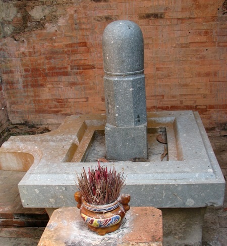 Mặt sau của tháp.