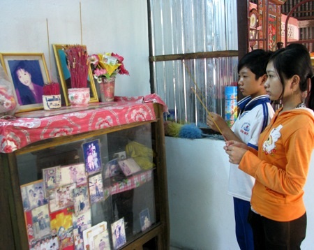 Hai chị em mồ côi Ngọc Hằng, Chí Linh có nhà mới đón Tết - 4 Hai chị em đốt nén nhang cho cha mẹ trong ngôi nhà khang trang.