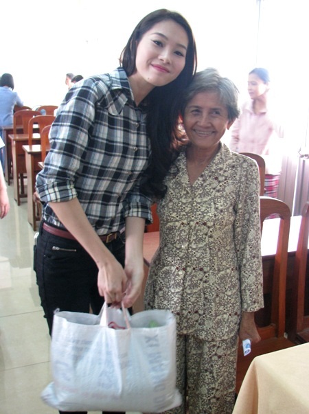 Hoa hậu Thu Thảo mang Tết đến sớm với bà con nghèo ở Cần Thơ - 3 Phát quà cho bà con nghèo.