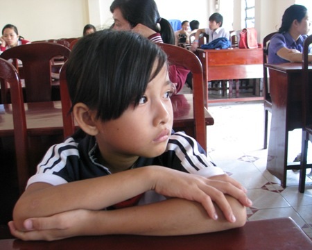 Tết đang đến rất gần nhưng không biết em học sinh nghèo này đang ngóng mong gì ?