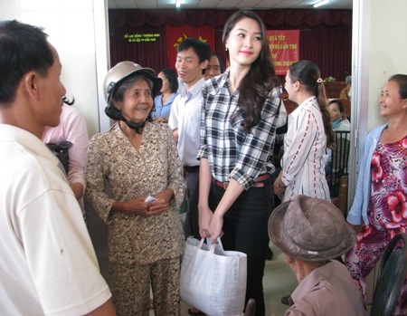 Hoa hậu Thu Thảo mang Tết đến sớm với bà con nghèo ở Cần Thơ - 5 Thu Thảo tận tay xách bị gạo cho các cụ ra về. (Ảnh: Huỳnh Hải)