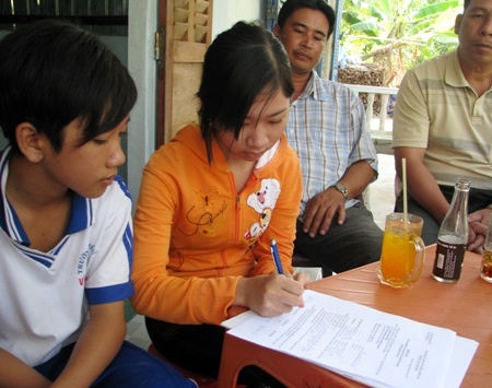 Hai chị em mồ côi Ngọc Hằng, Chí Linh có nhà mới đón Tết - 2 Hai chị em Hằng ký nhận bàn giao sở hữu ngôi nhà mới.