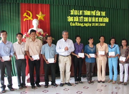 Các giáo viên khó khăn nhận quà Tết của ngành giáo dục trao tặng. (Ảnh: Huỳnh Hải)