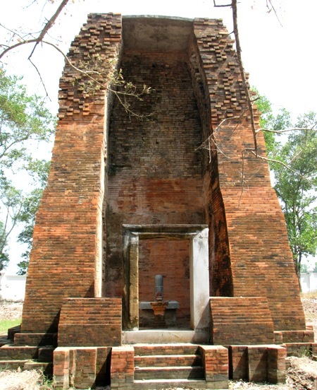 Mặt trước ngôi tháp