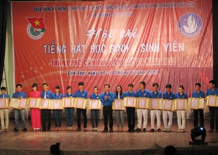 Cần Thơ: Trao danh hiệu “Sinh viên 5 tốt” cho nhiều SV tiêu biểu - 2 16 SV nhận danh hiệu Sinh viên 5 tốt cấp TP.