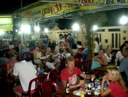 Chợ đêm Dinh Cậu ở đảo ngọc Phú Quốc rất hút khách nước ngoài đến ăn uống. (Ảnh: Huỳnh Hải)