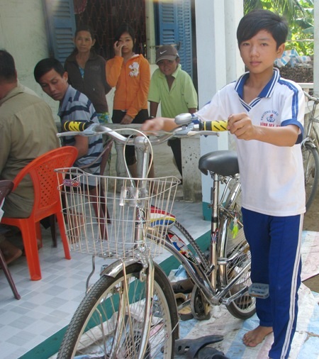 Hai chị em mồ côi Ngọc Hằng, Chí Linh có nhà mới đón Tết - 6 Tại buổi trao nhà, em Linh còn nhận được một chiếc xe đạp mới để đi học.