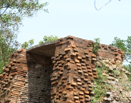 Dáng dấp rêu phong theo thời gian, được biết đỉnh tháp nhọn nhưng đã bị sập từ lâu.