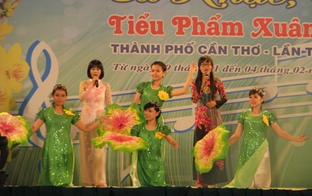 Hát múa minh họa bài Mùa xuân đầu tiên.