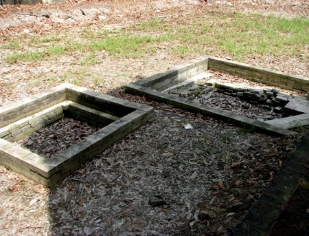 Bên cạnh tháp có những giếng nước đã bị lấp theo thời gian.