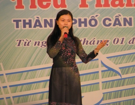 Một diễn viên hát bài vọng cổ Chiến khu xưa.