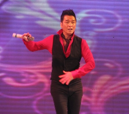 Xem nam ca sĩ hải ngoại Nguyễn Hưng nhảy lả lướt ở Cần Thơ - 1 Clip Nguyễn Hưng nhảy lả lướt trong ca khúc