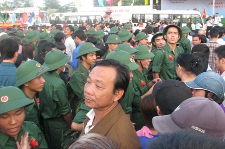 Đông đảo thanh niên Cần Thơ lên đường nhập ngũ.
