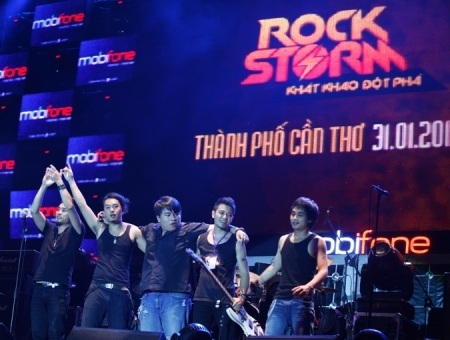 Ban nhạc Oringchains lần đầu tiên đứng trên sân khấu RockStorm tại Cần Thơ.