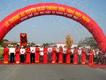 Khánh thành tuyến đường nối Cần Thơ - Hậu Giang trị giá 1.300 tỷ đồng - 1 Các đại biểu cắt băng khánh thành tuyến đường nối Cần Thơ - Hậu Giang.