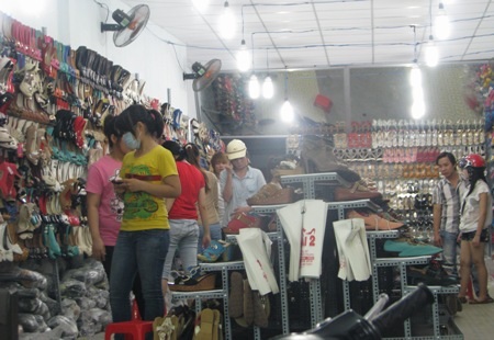 Cửa hàng giày dép hút giới trẻ ngày cuối năm.