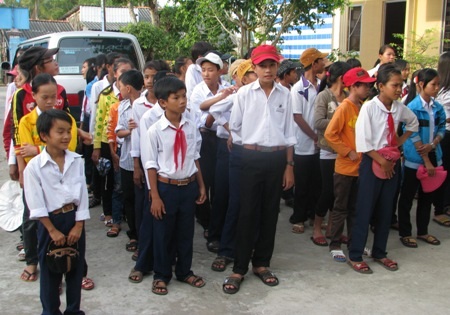 Học trò nghèo buồn vì Tết không có áo mới - 1 Học sinh nghèo xã Vĩnh Mỹ A, huyện Hòa Bình, tỉnh Bạc Liêu đến nhận quà Tết.