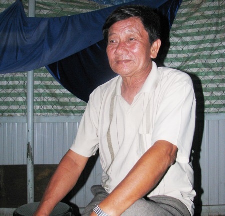 Tôm chết, Tết thêm lo - 1 Ông Quang ngậm ngùi cho biết, vụ tôm thất bát nên Tết càng thêm lo. (Ảnh: Huỳnh Hải)