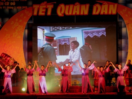 Ấm áp nghĩa tình đêm vui Tết quân dân - 1 Hát mừng Tết quân dân.