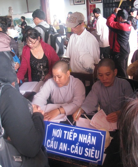 Hàng ngàn người chen chân vía Phật bà Nam Hải - 12 Bên trong miếu thờ Phật bà nhiều tay cũng chật kín người đến cúng viếng.