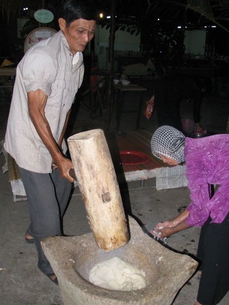 Hơn trăm loại bánh tại ngày hội bánh dân gian Nam Bộ - 9 Nhào bánh phòng nước cốt dừa.