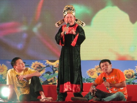 Ấm áp nghĩa tình đêm vui Tết quân dân - 10 Nhóm hài Tấn Beo góp vui với tiểu phẩm Trước khi về trời. (Ảnh: Huỳnh Hải)