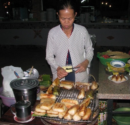 Hơn trăm loại bánh tại ngày hội bánh dân gian Nam Bộ - 11 Nướng bánh chuối nếp.