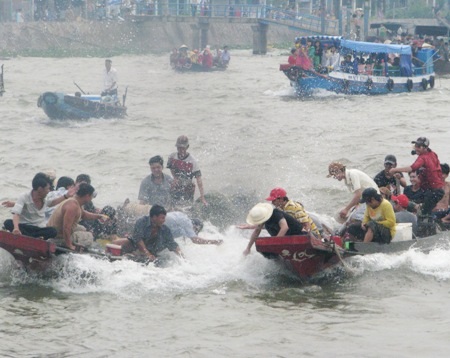 Độc đáo lễ tống ôn - tống gió trên sông Hậu - 12 Sau các nghi thức lễ, thuyền được mang xuống ghe chở đi diễu hành.