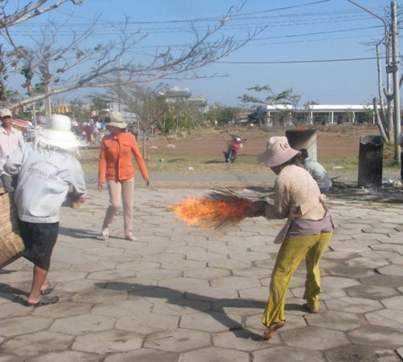 Hàng ngàn người chen chân vía Phật bà Nam Hải - 10 Nhan cúng luôn đỏ lửa và quá tải những ngày đầu năm tại đây.