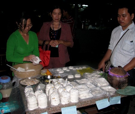 Hơn trăm loại bánh tại ngày hội bánh dân gian Nam Bộ - 10 Nặn bánh in.