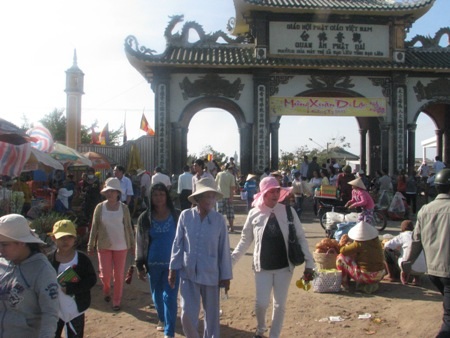 Hàng ngàn người chen chân vía Phật bà Nam Hải - 5 Người vào ra nhộn nhịp trước cổng vào khu vực vía b