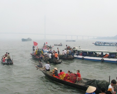 Độc đáo lễ tống ôn - tống gió trên sông Hậu - 13 Sau các nghi thức lễ, thuyền được mang xuống ghe chở đi diễu hành.