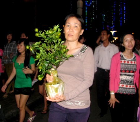 Hối hả “mang Tết” về nhà - 7 Tất bật mua dưa hấu về chưng Tết.