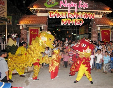 Hơn trăm loại bánh tại ngày hội bánh dân gian Nam Bộ - 2 Múa lân mừng khai mạc ngày hội bánh dân gian Nam Bộ vào tối 3/2.