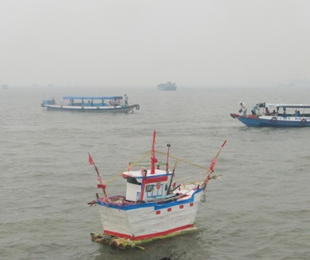 Độc đáo lễ tống ôn - tống gió trên sông Hậu - 15 Sau các nghi thức lễ, thuyền được mang xuống ghe chở đi diễu hành.