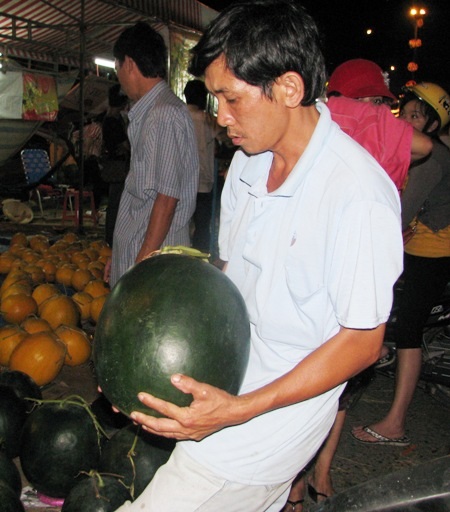 Hối hả “mang Tết” về nhà - 9 Tất bật mua dưa hấu về chưng Tết.