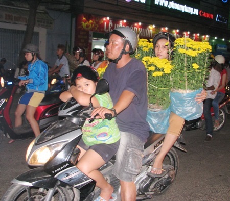 Hối hả “mang Tết” về nhà - 10 Hối hả đưa Tết về nhà trong đêm 27 tháng Chạp. (Ảnh: Huỳnh Hải).