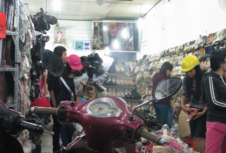 Các mặt hàng thời trang giá rẻ, nhiều mẫu mã là những lý do để giới sinh viên chọn mua.