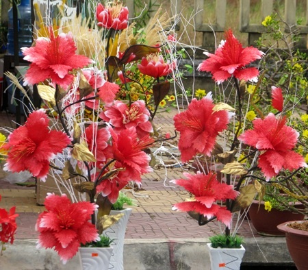 Hoa giả cũng đón xuân. (Ảnh: Huỳnh Hải)